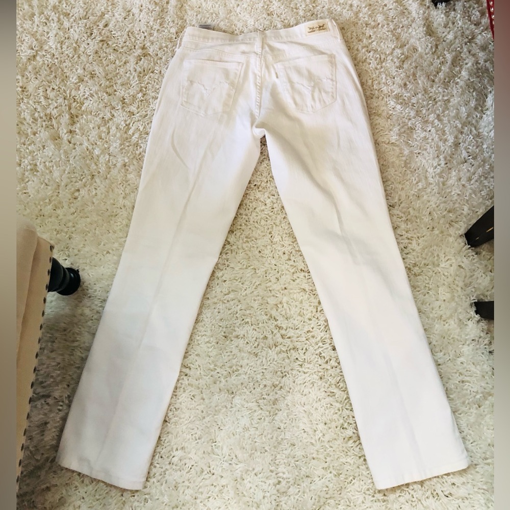 Cream colored Levi Jeans, 99%cotton and 1%spandex, size 8 fits like a small 8,